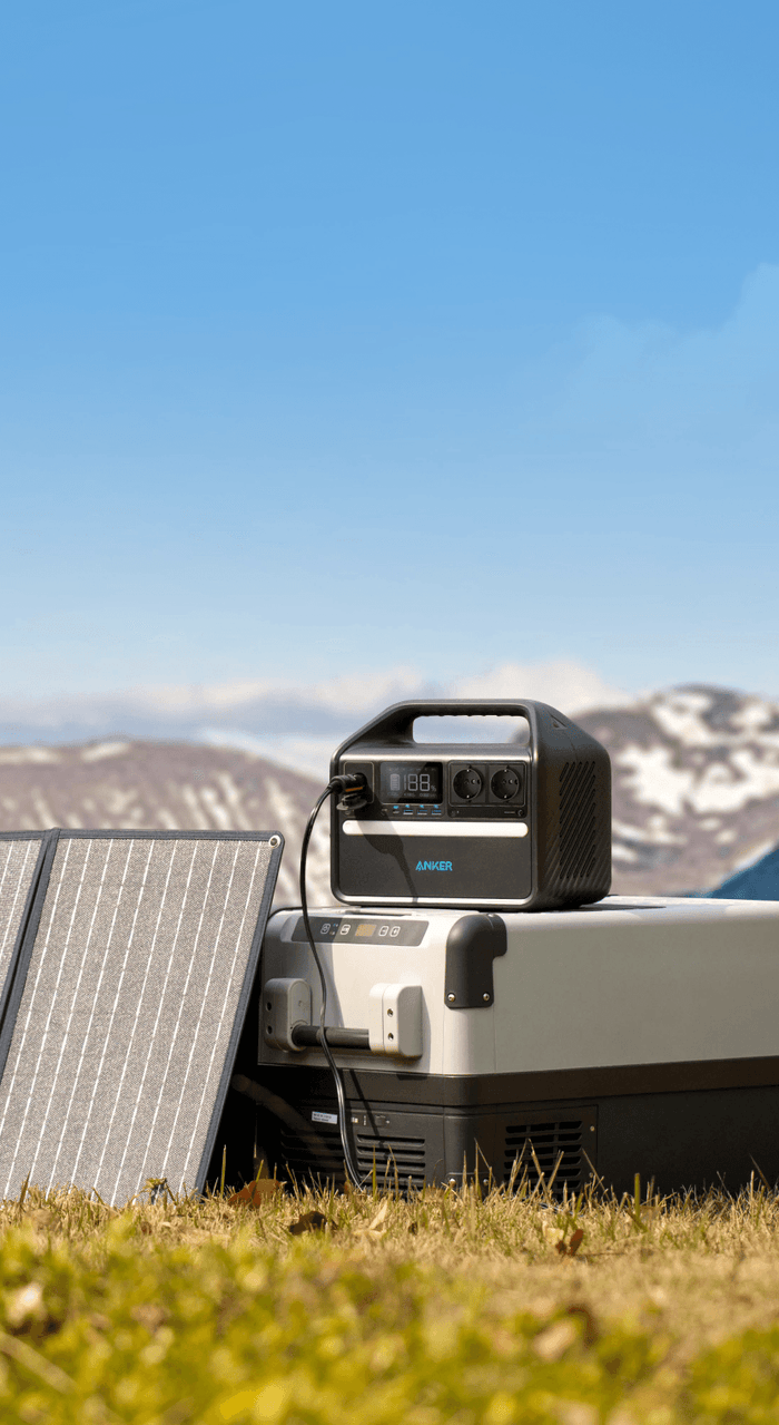 Anker Powerstation und faltbare Solarmodule auf Kühlbox, ideal für Camping