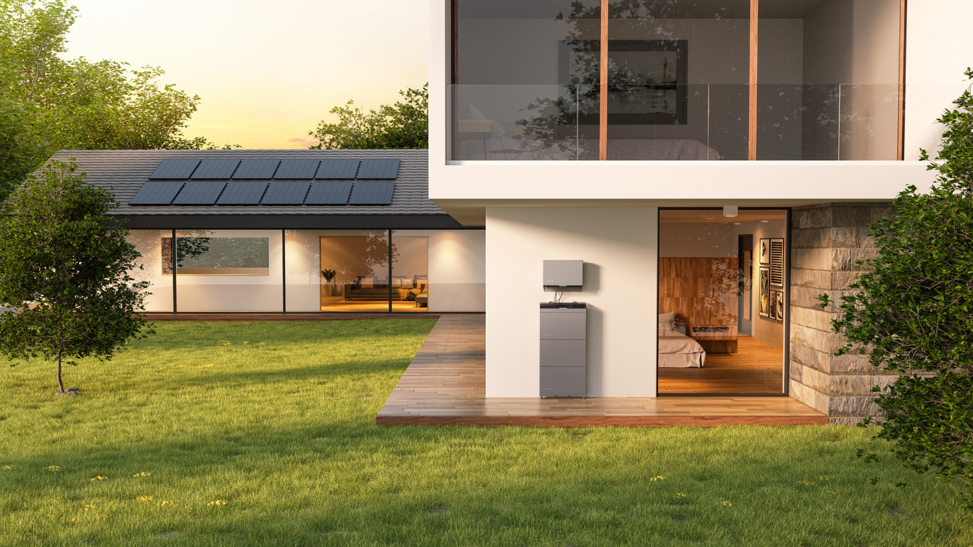 EcoFlow PowerOcean Heimspeicher in einem modernen Haus mit Solarpanelen