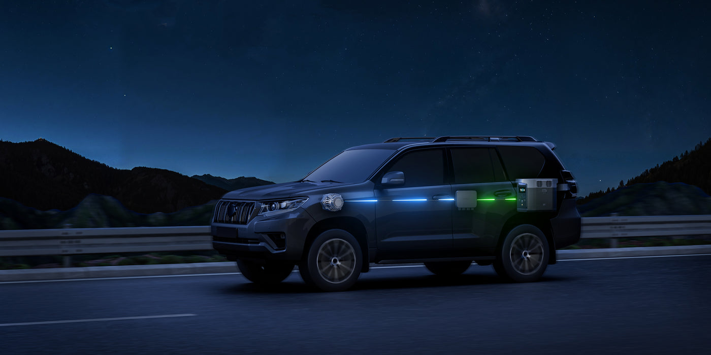 SUV bei Nacht mit integriertem Wechselrichter und Energiespeichersystem.