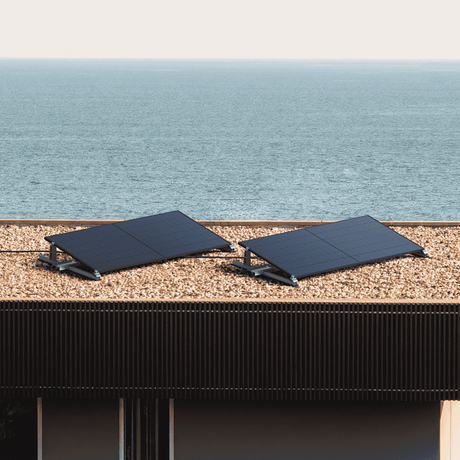 Balkonkraftwerk mit Solarmodulen auf einem Flachdach mit Blick auf das Meer