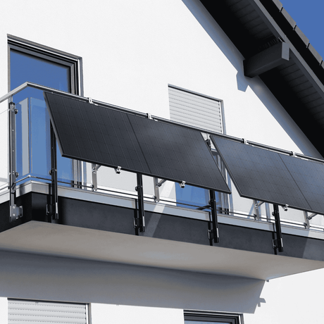 Balkonkraftwerk mit Solarmodulen an einer Balkonhalterung an der Hausfassade