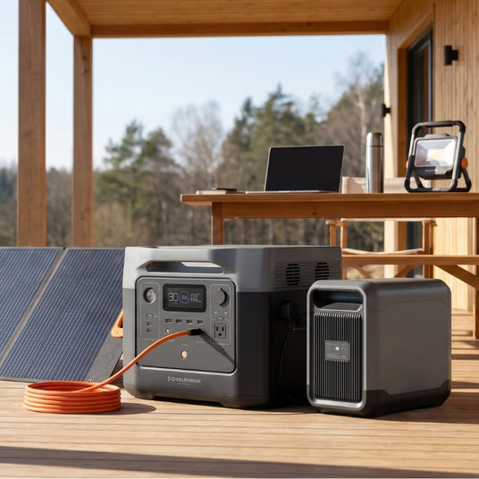 BLUETTI Powerstation mit Solarmodul auf einer Terrasse zur mobilen Stromversorgung von Laptop und Leuchte
