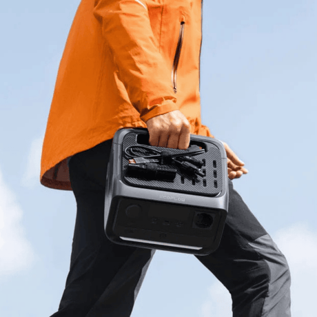 EcoFlow RIVER 3 Plus mit Werkzeug-Lochplatte und Kabeln beim Transport im Outdoor-Einsatz