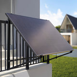EcoFlow Solarhalterung mit verstellbarem Solarmodul am Balkongeländer eines modernen Hauses