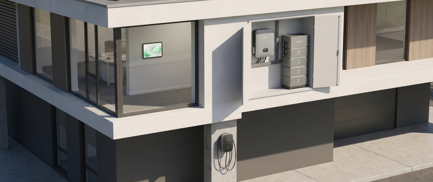 Solplanet PV-Anlage mit Heimspeicher, Wechselrichter und Wallbox an einem modernen Haus
